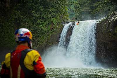 Dane Jackson observa a Rafa Ortiz durante el Red Bull First Descent en Michoacán, Veracruz, México.