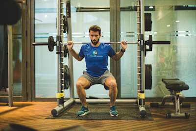 El entrenador Javi Reig haciendo sentidas guiada en el gimnasio