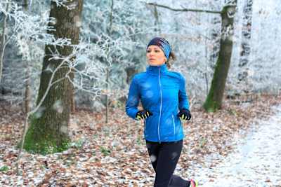 Vestirsi a strati intrappola aria tra i vestiti, facendovi stare più caldi