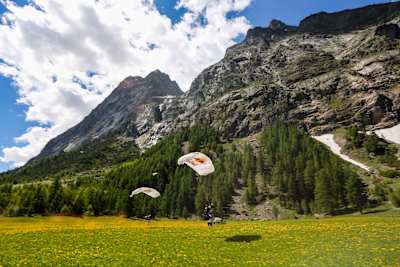 Les Soul Flyers Fred Fugen et Vincent Reffet atterrissent après un saut en parachute à proximité du Mont-Blanc.