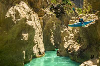 La kayakiste extrême Nouria Newman s'apprête à sauter à bord de son kayak dans les Gorges du Verdon en Haute-Provence.