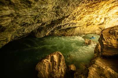 Nouria Newman fait du kayak dans les entrailles inconnues des Gorges du Verdon.