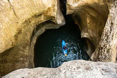 Nouria Newman explore le canyon des Gorges du Verdon en France à bord de son kayak dans dans son dernier projet.