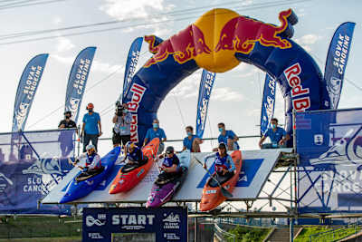 Salida de carrera de slalom extremo en canoa en los Campeonatos del Mundo de slalom en canoa y aguas bravas de la ICF de 2021 en Cunovo, Eslovaquia, el 26 de septiembre de 2021.