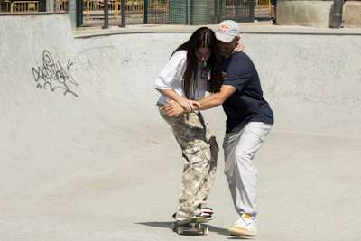 Danny León enseña a ElviraYuki a patinar durante la fase final de Red Bull Draft Heretics.