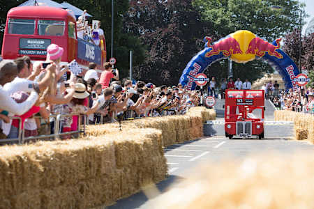 Zahlreiche Fans beim Red Bull Seifenkistenrennen in London