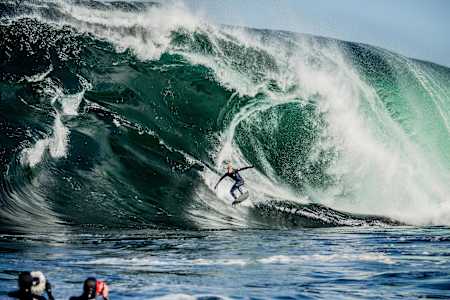 Australiens Surf-Legende Mick Fanning surft in Tasmanien am Big Wave Spot Shipstern's Bluff.