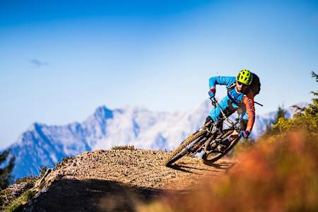 Mountainbiker fährt den MTB-Trail Hackelberg I & II SAALBACH HINTERGLEMM.