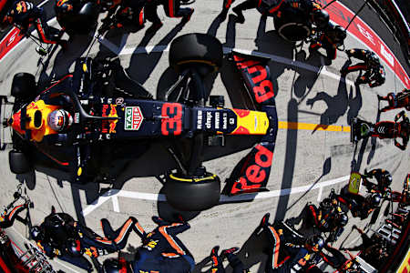 Una foto de Max Verstappen haciendo una parada en boxes para neumáticos nuevos durante el Gran Premio de F1 de Hungría de 2019.