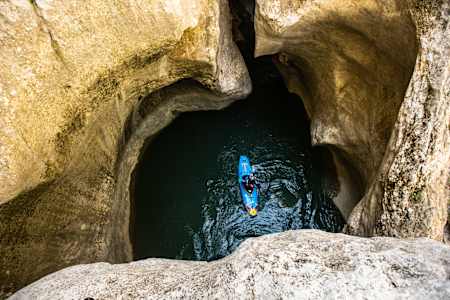 Nouria Newman explore le canyon des Gorges du Verdon en France à bord de son kayak dans dans son dernier projet.