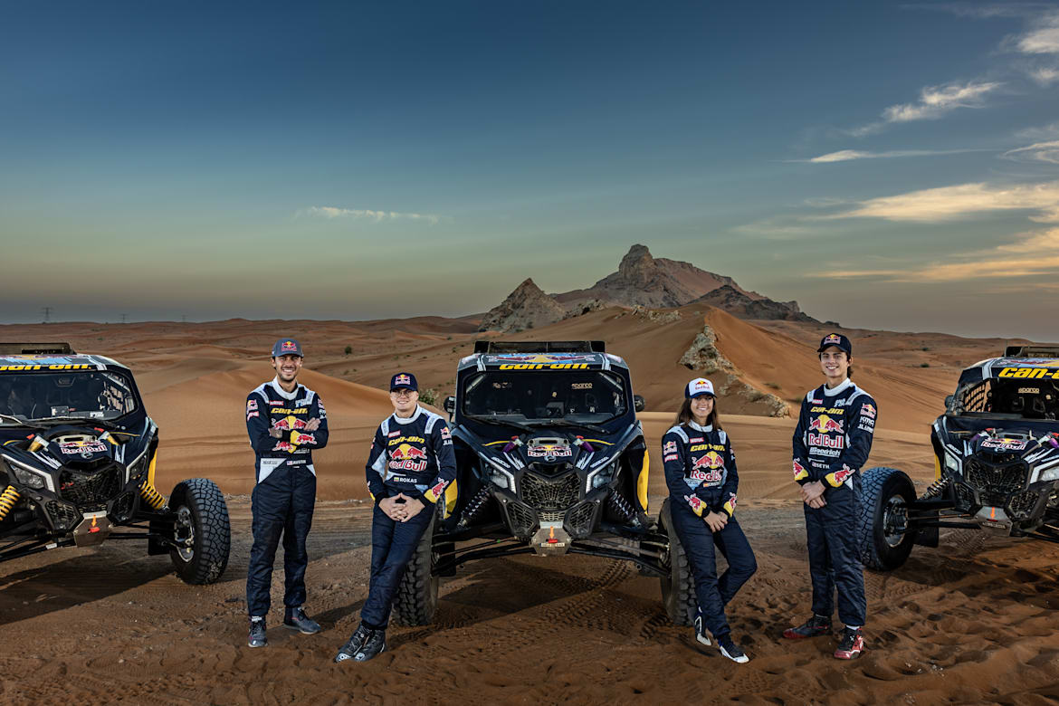 Austin Jones, Rokas Baciuska, Cristina Gutiérrez & Seth Quintero ποζάρουν για μια φωτογραφία στο Ντουμπάι για το Rally Dakar 2023, Η.Α.Ε. στις 06 Δεκεμβρίου 2022
