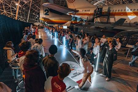 Lancer d'avion en papier lors de la finale française du Red Bull Paper Wings 2022.