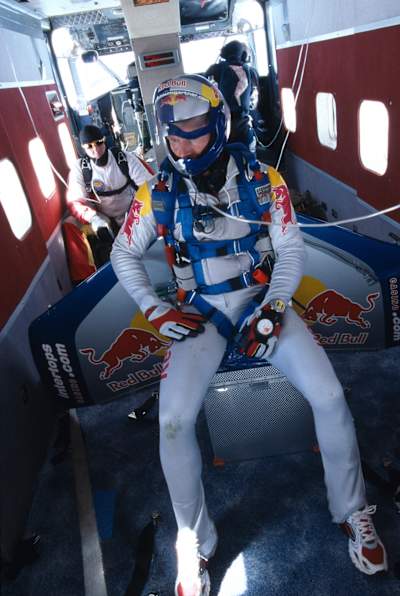 Felix Baumgartner czeka na start w samolocie podczas przelotu przez Kanał La Manche w 2003 roku.