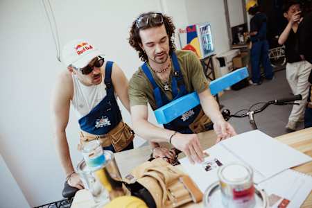 Red Bull-Athlet Rewisinde baut mit Instructor Mathis Ochsenmeier das Tandem für das Red Bull Sattelfest.