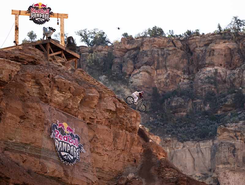 赤 ピストバイク ドロップハンドル NITTOドロップハンドルの美しすぎる造形美｜自転車パーツ連載Vol