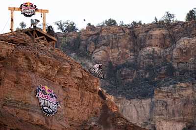 Hayden Zablotny está prestes a cair em um enorme penhasco no Red Bull Rampage 2025.