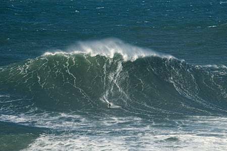 É o Lucas Fink de skimboard em Nazaré