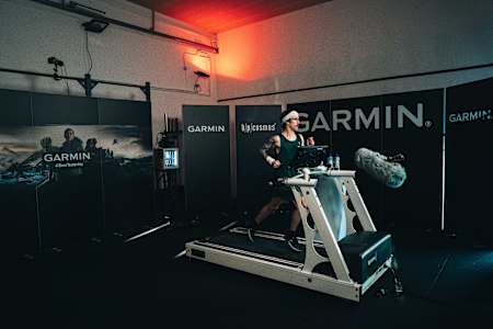 Ultrarunner Florian Neuschwander läuft auf einem Laufband 100 km zum Weltrekord.