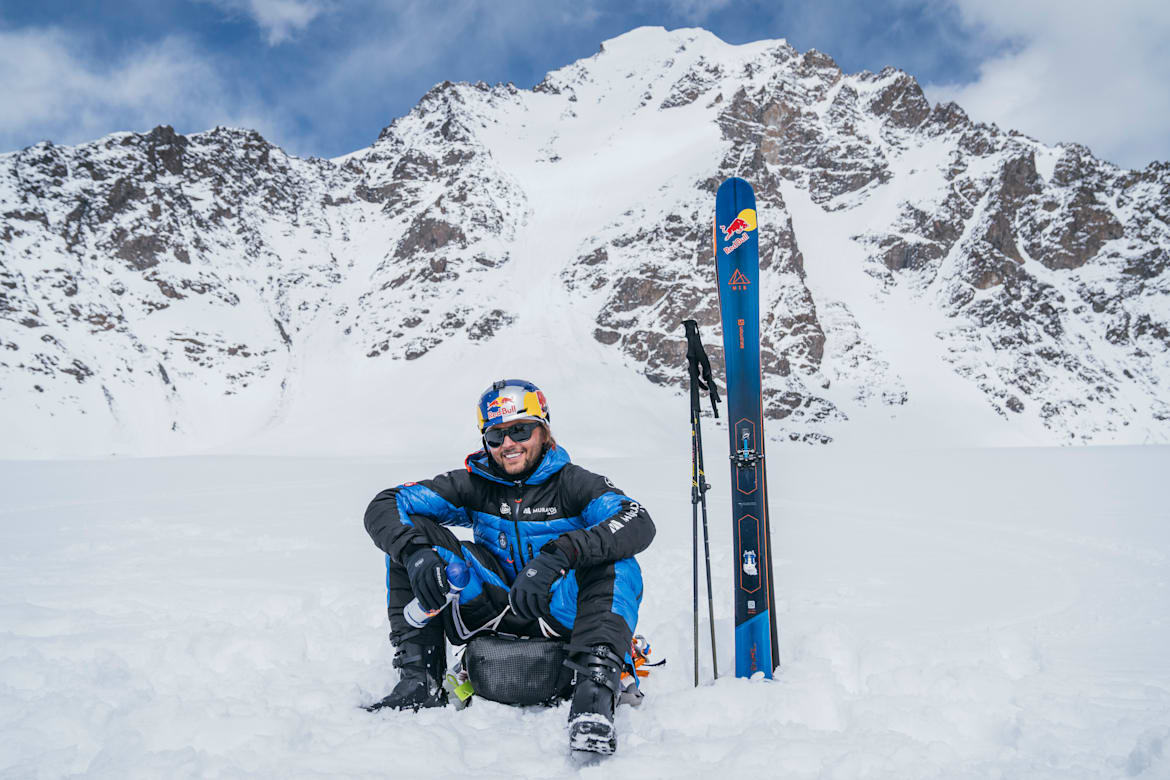 Ο Andrzej Bargiel κατά τη διάρκεια της αποστολής του όταν έφτασε στην κορυφή ως πρώτος άνθρωπος στην ιστορία και κάνει σκι στο Yawash Sar II στο Karakoram του Πακιστάν στις 30 Απριλίου 2021.