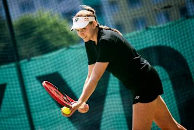 Elena Rybakina aus Kasachstan performt während einer Trainings-Session in Bratislava, Slowakei 2023. 