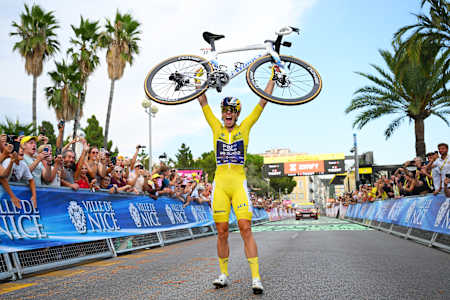 Demi Vollering vom Team FDJ UNITED-SUEZ jubelt an der Ziellinie, nachdem sie zum zweiten Mal die Tour de France Femmes gewonnen hat.