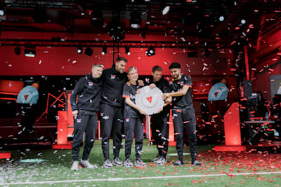Ben Kettenbein, Coach Daniel Fehr, Anders Vejrgang, Richard Hormes und Umut Gültekin halten die Meisterschale hoch.