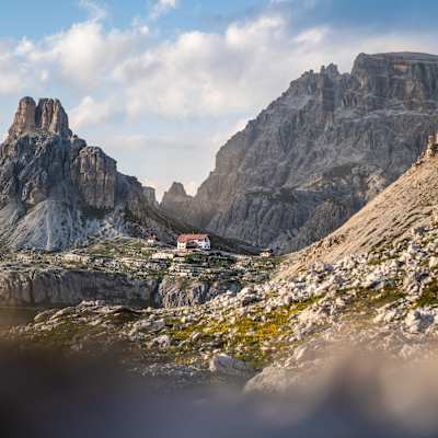 Hütte am Fuss der Drei Zinnen in Südtirol, Italien.