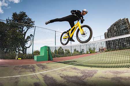 Danny MacAskill auf dem Tennisnetz in San Francisco, USA, im April 2022.