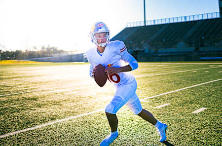 Arch Manning als Quarterback der Texas Longhorns den Offense-Rhythmus vor