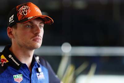 Max Verstappen schaut bei den Vorberichten zum F1-Grand-Prix von Österreich am Red Bull Ring im Jahr 2026 zu.