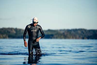 Hayden Wilde se entrena en el lago Rotoma, cerca de su ciudad natal, en Whakatane (Nueva Zelanda), el 18 de diciembre de 2023.   