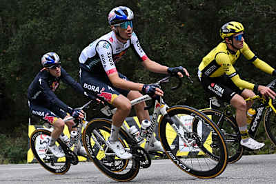 L'italiano Giulio Pellizzari e la Red Bull - BORA - hansgrohe gareggiano durante la 104ª Volta Ciclista a Catalunya 2025.