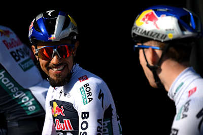 Il colombiano Daniel Felipe Martinez del Team Red Bull - BORA - hansgrohe prima della 111ª Liegi - Bastogne - Liegi 2025, gara di un giorno di 252 km, il 27 aprile 2025 a Liegi, in Belgio. 