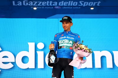 Lennard Kämna van Duitsland en Team Bora - Hansgrohe in de Blue Mountain Jersey viert feest op het podium tijdens de 105e Giro d'Italia 2022.
