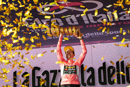 Primož Roglič im Rosa Leadertrikot feiert auf dem Podium mit der Trofeo Senza Fine als endgültiger Gesamtsieger des 106. Giro d'Italia 2023.