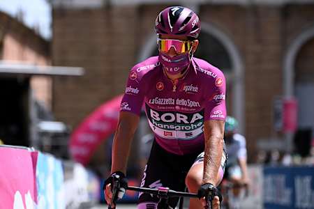 Peter Sagan del Team Bora - Hansgrohe  in maglia ciclamino alla partenza di una tappa durante il 104° Giro d'Italia nel 2021.
