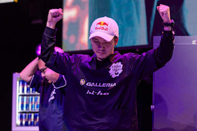 Tsunehiro 'Gachikun' Kanamori celebra su victoria en la gran final de la Capcom Cup X, celebrada en el Teatro Avalon de Hollywood, en Los Ángeles, California. 