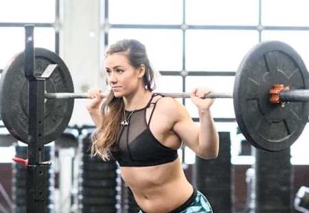 胸口往上提起肩膀往下压，可以帮助脊椎直立稳定上半身