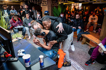 AyoRichie celebra una victoria durante el Red Bull Golden Letters 2023 en The Red Bull Gaming Sphere, Londres, Reino Unido, el 5 de marzo de 2023.