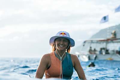 Molly Picklum im Channel von Teahupo'o auf Tahiti.