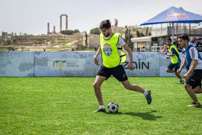 من الأرضية الصلبة إلى الملاعب الخضراء: وجهان لكرة القدم
