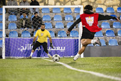 من الأرضية الصلبة إلى الملاعب الخضراء: وجهان لكرة القدم