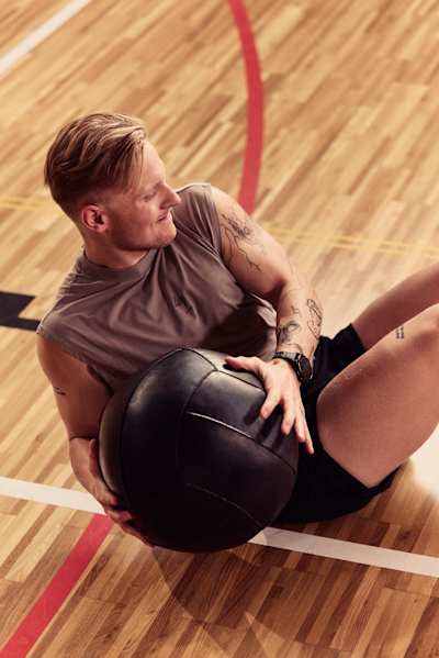 Fitness Creator Lukas Müller beim Bauchmuskeltraining und seinen Russian Twists.