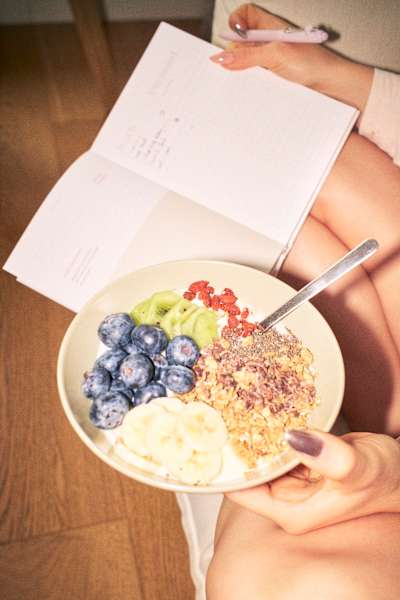 Zum Frühstück gibt’s eine Joghurt-Bowl und ­Notizen für den restlichen Tag.