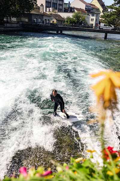 Surfer Sandro Santschi trainiert im Herzen der Altstadt von Thun.