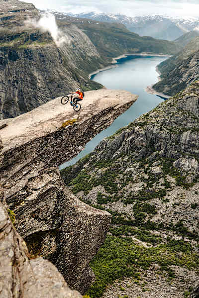 DIE TROLLTUNGA ist der wohl spektakulärste Felsvorsprung Norwegens.