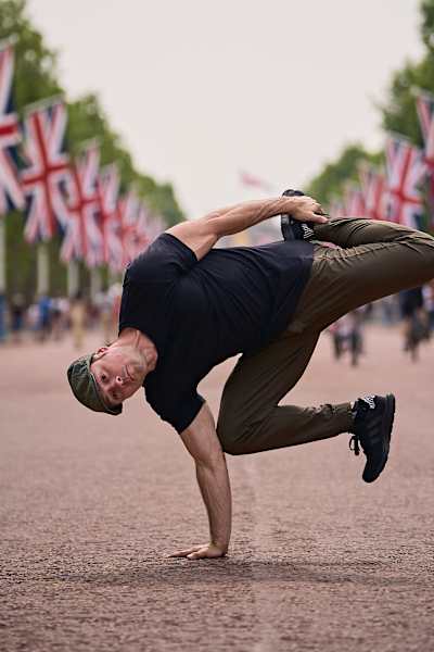 Crumbs does a one-handed Air Baby