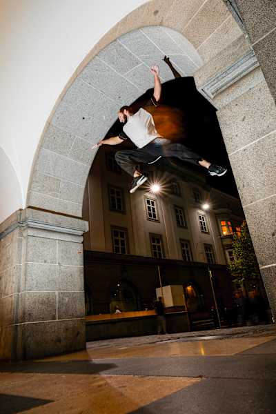 Simon Weger est connu pour ses combinaisons de parkour et de bloc.