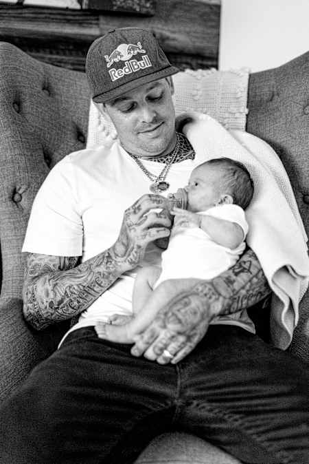 Sheckler mit seiner Tochter Olive, als sie erst ein paar Tage alt ist.