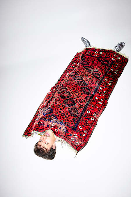 Beim Fotoshoot ruht sich Aditotoro unter einem Teppich aus.